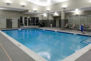 uma grande piscina com água azul em Courtyard by Marriott St. Louis West County em Saint Louis