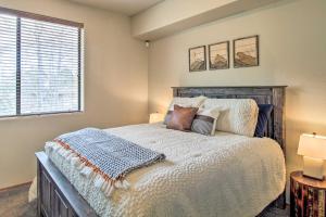 1 dormitorio con cama y ventana en Torreon Vacation Rental with Golf Course View! en Show Low