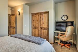 1 dormitorio con 1 cama, 1 silla y TV en Torreon Vacation Rental with Golf Course View! en Show Low