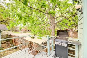 patio con tavolo e griglia su una terrazza di Houston Garden Studio in Woodland Heights! a Houston