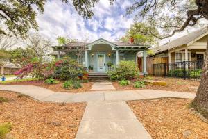 una casa verde con un marciapiede davanti di Houston Garden Studio in Woodland Heights! a Houston