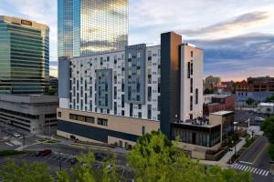 un grand bâtiment dans une ville avec de grands bâtiments dans l'établissement Courtyard by Marriott Knoxville Downtown, à Knoxville