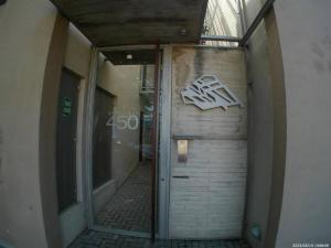 una entrada a un edificio con un cartel en la pared en Hermoso dpto. con patio en Córdoba