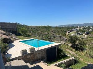 ein Pool an der Seite eines Hauses in der Unterkunft Duplex en plena montaña in Villa Carlos Paz