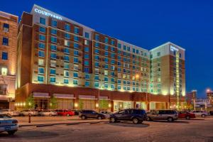 un bâtiment d'hôtel avec des voitures garées dans un parking dans l'établissement Residence Inn by Marriott Kansas City Downtown/Convention Center, à Kansas City