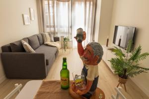 una estatua de un hombre tomando una foto en una sala de estar en LA TERRAZA DE LA VEGA - Ubicación inmejorable , wifi , terraza y parking gratuito en Oviedo