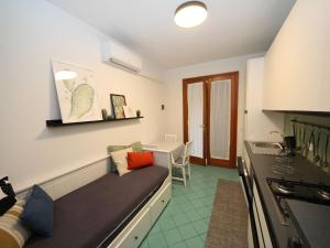 een woonkamer met een bank en een keuken bij Apartment Solmare-15 by Interhome in Rosapineta
