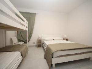 een slaapkamer met 2 bedden en een hoogslaper bij Apartment Marcello-7 by Interhome in Rosolina Mare