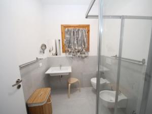 een badkamer met een wastafel, een toilet en een douche bij Apartment Marcello-7 by Interhome in Rosolina Mare