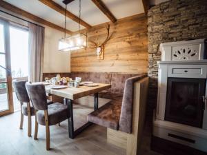 uma sala de jantar com uma mesa e uma lareira em Holiday Home Waldkauz-5 by Interhome em Pfarrwerfen
