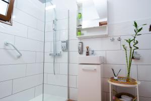 Koupelna v ubytování Geko Hotels + 37 fotografií
