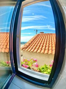 uma janela com vista para um telhado de azulejo em Casa de Chanquete em Viana do Castelo