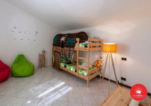 a room with a bunk bed and a lamp at Villa SOEL in Lunense