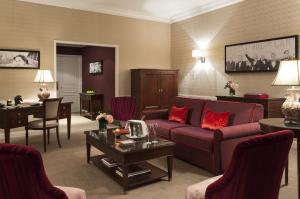 Гостиная зона в Hôtel Barrière Le Royal Deauville