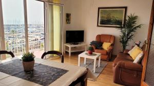 een woonkamer met een bank en een televisie bij Mediterraneo in Masnou