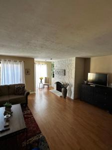 Una sala de estar con un sofá y una chimenea. en Carlsbad Hideway Pool Spa, en Carlsbad