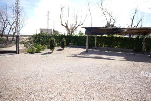 un banco con una cubierta junto a una valla en La Casilla, en Deltebre