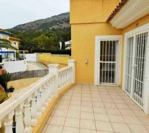 balcón de una casa con barandilla blanca en SHA Villa with private pool , Albir, en Albir