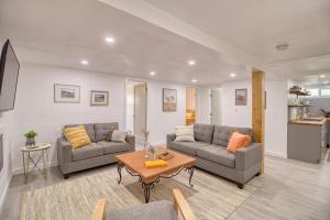 uma sala de estar com dois sofás e uma mesa em Great Find! 2 BDR, A/C, W/D, Garage em Twin Falls