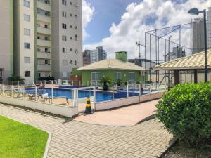 a swimming pool in the middle of a building at Apt 300 m da praia próximo ao Beto Carrero in Piçarras