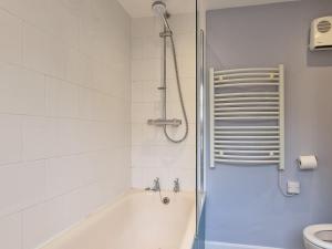 bagno con vasca e servizi igienici di Allington Cottage a Bridport