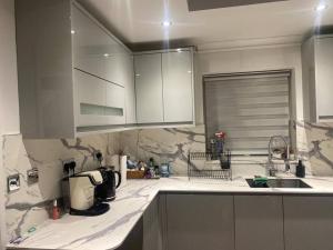 A kitchen or kitchenette at Lovely 3 bedroom house in Borehamwood .