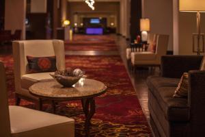 ein Wohnzimmer mit Couchtisch und Stühlen in der Unterkunft Kansas City Marriott Downtown in Kansas City