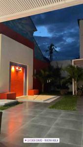 ein Gebäude mit einer orangefarbenen Tür im Hof in der Unterkunft Hotel Casa David in Rivera