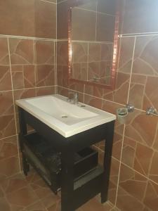 y baño con lavabo y espejo. en Depto en Tandil en Tandil