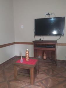 sala de estar con mesa de centro y TV de pantalla plana en Depto en Tandil en Tandil