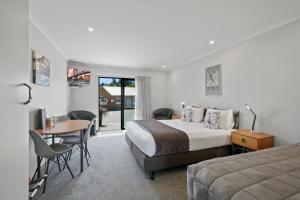 A bed or beds in a room at Hanmer Springs Scenic Views Motel