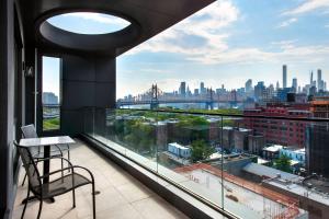 Elle comprend un balcon offrant une vue sur la ville. dans l'établissement TownePlace Suites by Marriott New York Long Island City, à Queens