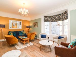 sala de estar con sofá y sillas en Seaside House en Weymouth