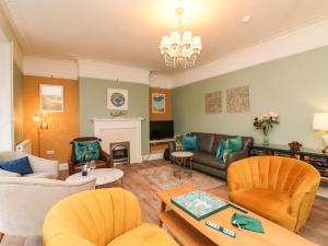 uma sala de estar com um sofá e uma lareira em Seaside House em Weymouth