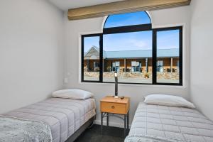 A bed or beds in a room at Hanmer Springs Scenic Views Motel