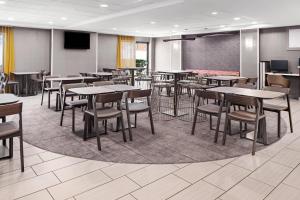 En restaurant eller et spisested på SpringHill Suites Houston Hobby Airport