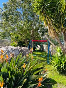 巴勒摩的住宿－Villa Inserra Deluxe，公园内的游乐场,设有蓝色秋千