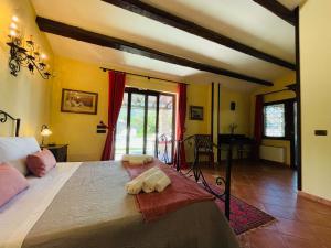- une chambre avec un grand lit et 2 serviettes dans l'établissement Villa Inserra Deluxe, à Palerme