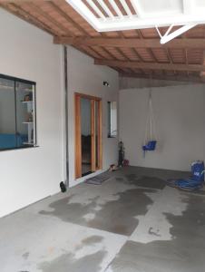 um quarto com piso de betão e tecto em Casa Serra da canastra em São João Batista do Glória