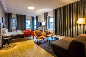 pokój hotelowy z łóżkiem i kanapą w obiekcie Scandic Aarhus City w mieście Aarhus