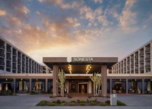 Una representación de la entrada a un hotel. en Sonesta Redondo Beach and Marina, en Redondo Beach
