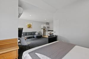 A bed or beds in a room at Hanmer Springs Scenic Views Motel