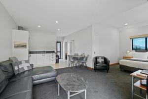 A kitchen or kitchenette at Hanmer Springs Scenic Views Motel