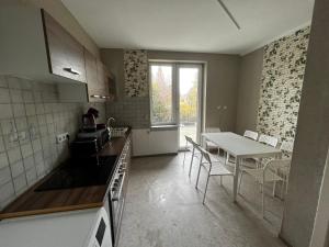 a kitchen and dining room with a table and chairs at Love Johann in Düsseldorf