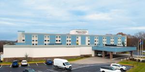 a building with cars parked in a parking lot at Bella Vista Hotel & Suites in Lynchburg