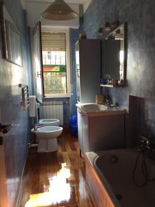 A bathroom at Vacanze a Finale Ligure Még 28 kép