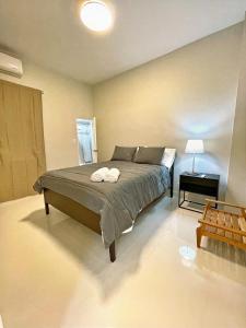 Säng eller sängar i ett rum på Stunning 2-Bedroom Apartment