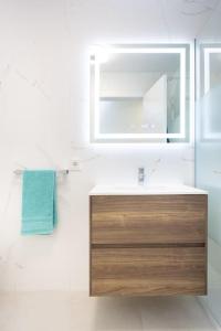 Bilik mandi di Amazing Brand New Apartment in Santa Cruz