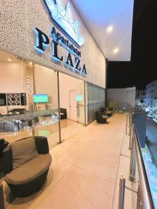 Apartahotel Plaza في سان أندريس: مركز تسوق مع علامة بيلا على الحائط