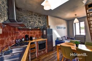 Kuchyňa alebo kuchynka v ubytovaní La Belle Agapanthe-Iris - Maison de ville à Limoges + 22 fotografií